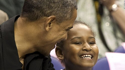 Ông Obama và con gái út Sasha xem trận bóng rổ tại Washington (01/08/2010).