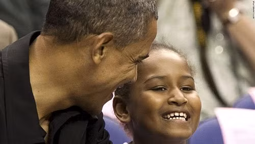 Ông Obama và con gái út Sasha xem trận bóng rổ tại Washington (01/08/2010).