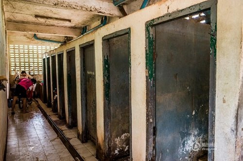 "Tại sao lại có ký túc xá xuống cấp như thế này? Hình như không hề có quản lý cũng không có người dọn dẹp bao giờ. Tôi cảm thấy như quay về thế kỷ trước vậy", một cư dân mạng bình luận.