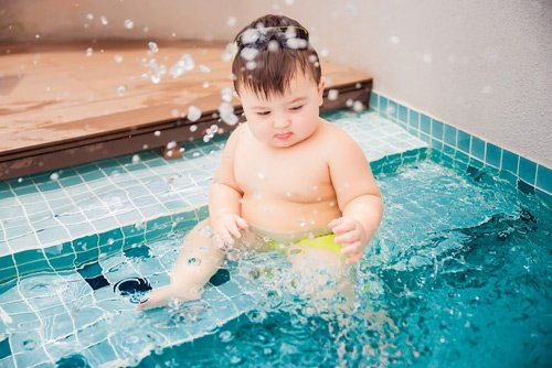 Bí Bo tên thật là Salman, hiện sống cùng gia đình tại Singapore. Cậu nhóc hơn 1 tuổi này tiếp tục khiến dân mạng thích thú khi diện quần đùi, hồn nhiên đùa nghịch dưới hồ bơi. Thậm chí, một vài bà mẹ trẻ còn thổ lộ đã “cuồng” cậu bé này và ngày nào cũng phải vào Facebook ngắm mới chịu được.