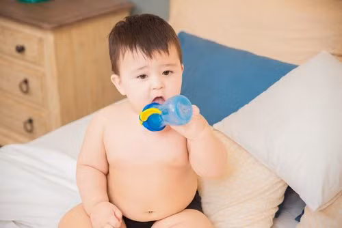 ... và thân hình trắng mũm mĩm.