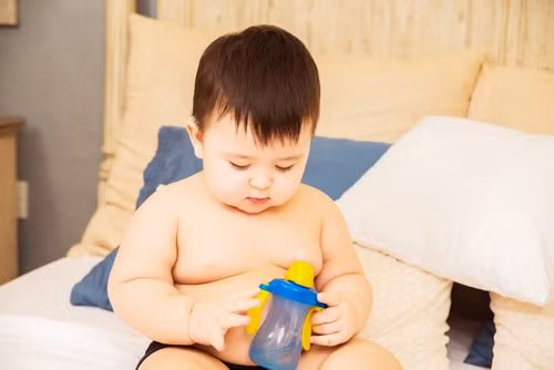 Bí Bo tên thật là Salman, là một cậu bé lai.