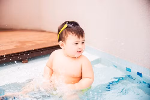 Vẫn gương mặt tròn vo, cặp má "bánh đúc" và thân hình mập mạp ấy, cậu bé tiếp tục khiến dân mạng "nghiêng ngả" trong loạt hình mới.