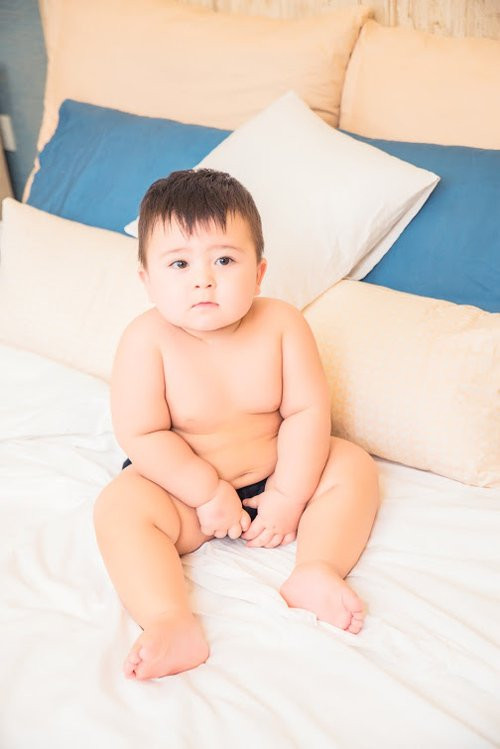 Hiện cậu nhóc sống cùng bố mẹ tại Singapore. Mỗi hình ảnh của cậu bé nhận được nhiều lượt thích và chia sẻ từ cộng đồng mạng.