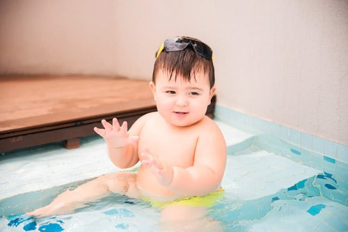 Hồn nhiên đùa nghịch với nước.