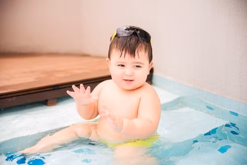 Hồn nhiên đùa nghịch với nước.