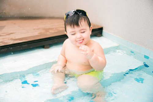 Dù chỉ là một cậu bé bình thường nhưng số lượng like (thích) và chia sẻ cho mỗi bức ảnh của Bí Bo nhiều không kém các “ngôi sao nhí”.