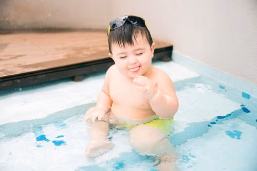 Dù chỉ là một cậu bé bình thường nhưng số lượng like (thích) và chia sẻ cho mỗi bức ảnh của Bí Bo nhiều không kém các “ngôi sao nhí”.