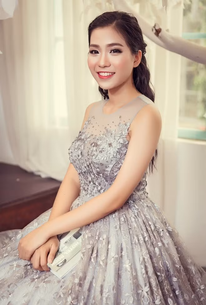 Chiều cao 1,65 m cùng vẻ ngoài dịu dàng là đặc điểm của Trần Thảo Linh. Nữ sinh hiện là sinh viên lớp K53BBFB. Châm ngôn sống của Linh là "Tình yêu là lẽ sống, hãy sống cuộc sống mà bạn yêu thích".