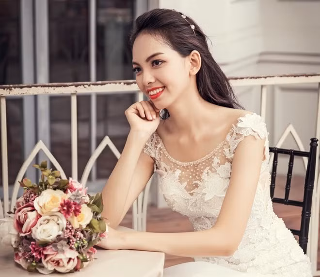 Chiều cao 1,71 m là điểm nổi bật của Lục Thị Thu Thảo, sinh viên lớp K54-CLC5. Đúng với tên gọi của mình, quan điểm sống của cô gái này là "Cỏ giữa mùa thu phải xanh, mạnh mẽ, không ngừng nỗ lực, giàu sức sống nhằm tạo sự nổi bật, khác biệt, mang lại giá trị cho mọi người".