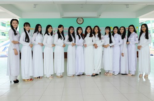 Và các lớp trang điểm, kỹ năng tạo dáng trước ống kính.