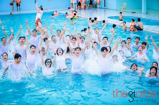 Những giây phút đùa nghịch vui vẻ với nhau trong bộ ảnh kỷ yếu độc đáo này sẽ mãi mãi là kỷ niệm khó quên trong suốt quãng đời đi học tập thể lớp 12B, THPT Hà Trung.