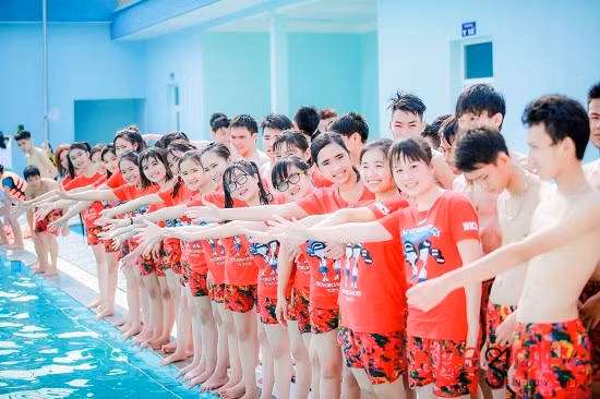 “Tháng 5, cũng là tháng đầu tiên của mùa hè. Vì vậy, lớp chúng mình mong muốn mang đến những hình ảnh tươi mát, sảng khoái cho chính tập thể lớp cũng như người xem bộ ảnh kỷ yếu”, bạn Nguyễn Thị Hằng - một thành viên trong lớp cho biết.