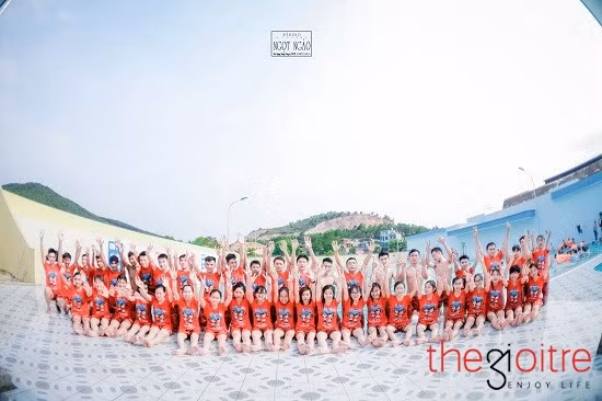 Mùa chụp ảnh kỷ yếu năm nào cũng là mùa mà học sinh cuối cấp 3 tha hồ "quậy" với những ý tưởng chụp ảnh siêu độc đáo. Hòa vào phong trào này, mới đây, tập thể lớp 12B K54, trường THPT Hà Trung (Thanh Hóa) đã thực hiện bộ ảnh kỉ yếu bể bơi tinh nghịch, đa sắc màu.