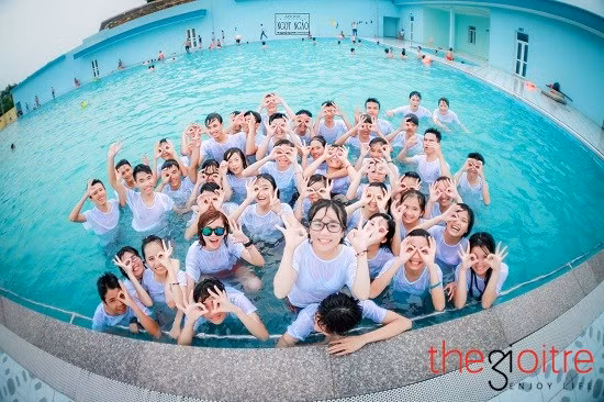 Không mặc áo dài thướt tha, các teen Thanh Hóa quậy hết mình để lưu giữ những khoảnh khắc cả lớp vui vẻ bên nhau.