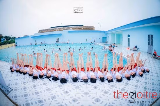 Cử chỉ đồng đều rất đẹp mắt của một nhóm bạn.