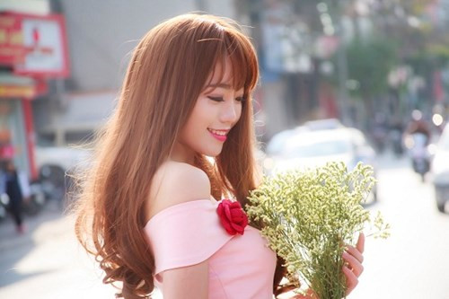 Hà Thu sinh năm 1992 tại Bắc Quang (Hà Giang). Từ bé, ngoài việc học cô nữ sinh dân tộc Tày phải phụ giúp gia đình công việc nhà và làm thêm để trang trải cho gia đình.