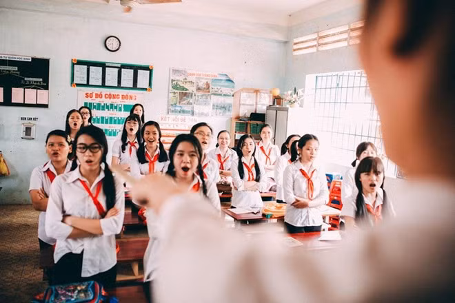 Mới đây, tập thể học sinh lớp 12A11 trường Thống Nhất A, tỉnh Đồng Nai thực hiện bộ ảnh kỷ yếu mang tên “Cho tôi một vé tuổi thơ” thu hút hàng nghìn like (thích) và hàng trăm bình luận, chia sẻ xúc động.