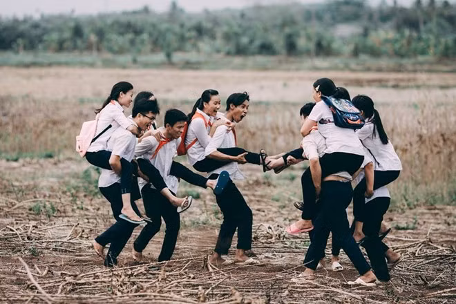 Sau khi xem lại những hình ảnh này, cả người chụp và các bạn học sinh đều không giấu nổi sự xúc động vì những kỷ niệm tuổi thơ ùa về. Bộ ảnh cũng khiến nhiều người xem như được sống lại với tuổi thơ của mình.