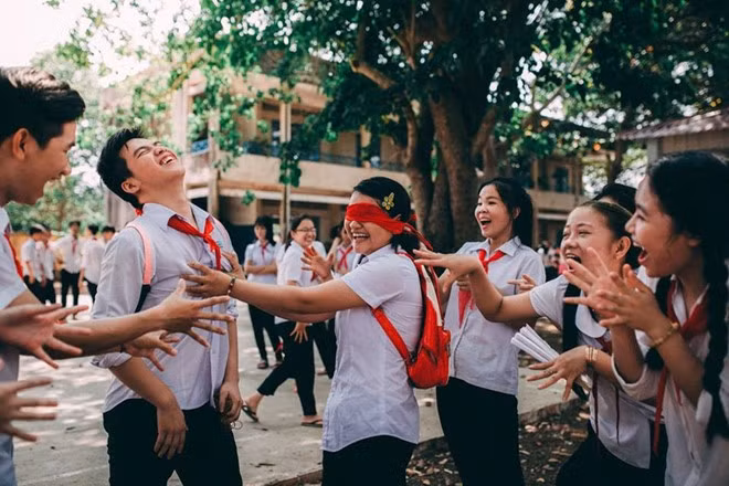 “Trong khi chụp, các bạn ấy cho mình thấy được cảm xúc rất thật và có sự kết nối. Bộ ảnh giúp bộc lộ được bản chất trong sáng, hồn nhiên của tuổi học trò”, tác giả bộ ảnh chia sẻ.