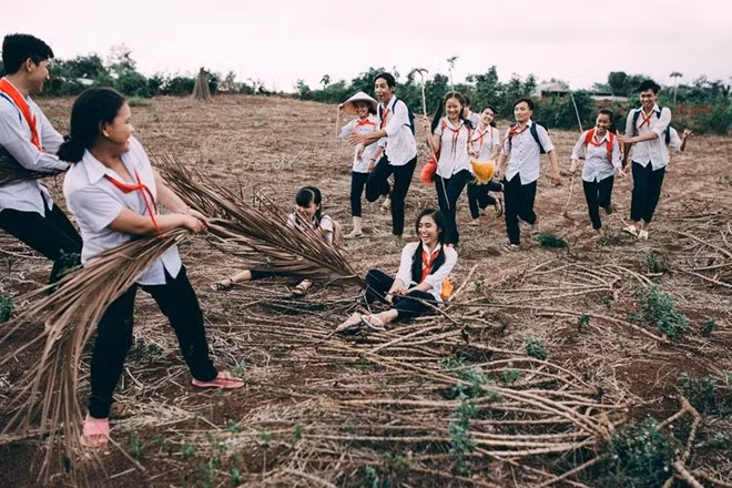 Sống lại với những ngày tháng tuổi thơ hồn nhiên, các bạn trẻ cảm thấy gần gũi và thân thiết với nhau hơn bao giờ hết. Bộ ảnh như một kỷ niệm đáng nhớ đọng nhiều cảm xúc chân thật, không màu mè khiến cả lớp đoàn kết hơn và có tinh thần tích cực chuẩn bị cho kỳ thi sắp tới.