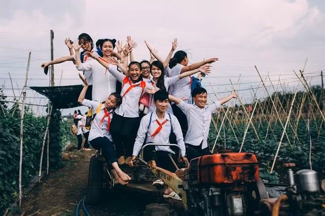 Tuy nhiên, ê kíp cũng gặp phải một số khó khăn trong quá trình thực hiện bộ ảnh. Do chụp vào đúng ngày chủ nhật nên họ không mượn được trường như mong muốn để làm địa điểm chụp ảnh. Tuy nhiên, bộ ảnh vẫn được đón nhận tích cực nên cả nhóm rất vui.