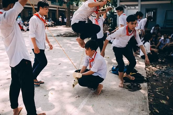 Những trò chơi dân gian như bịt mắt bắt dê, nhảy dây, ô quan… được thể hiện lại trong bộ ảnh kỷ yếu tuổi thơ này một cách sống động, giàu cảm xúc.