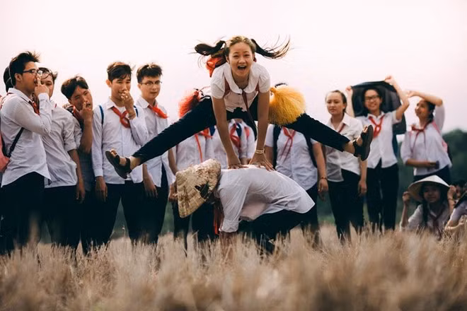 “Buổi chụp hình hôm đó đọng lại trong mình rất nhiều dư âm. Một ngày trọn vẹn không sử dụng điện thoại, Internet và những đồ dùng hiện đại nhưng cả lớp vẫn có những kỷ niệm vui vẻ bên nhau. Chúng mình vui chơi thật chứ không diễn. Do trời nắng, mọi người rất mệt nhưng vẫn vui”, Lương Trần Thánh Châu, thành viên lớp 12A11 nói.