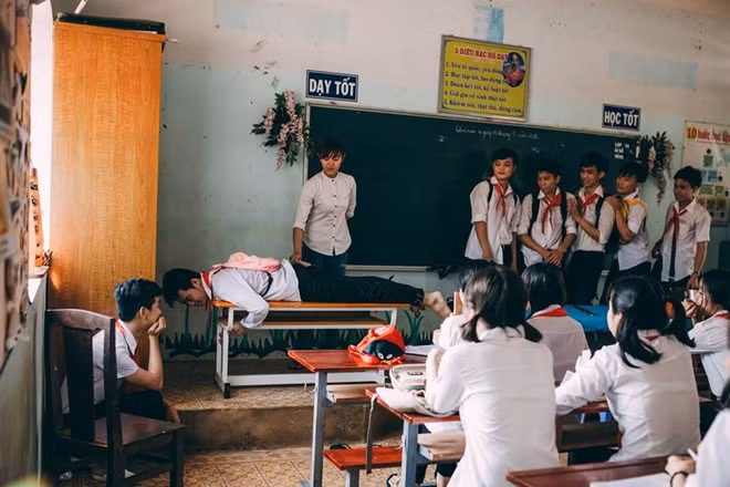 Bộ ảnh lấy ý tưởng từ phim "Tôi thấy hoa vàng trên cỏ xanh", mọi đạo cụ đều cũ. Các bạn hoá thân thành học sinh tiểu học và trung học, hồn nhiên, đôi khi bị cô giáo phạt vì mắc lỗi đi học muộn.