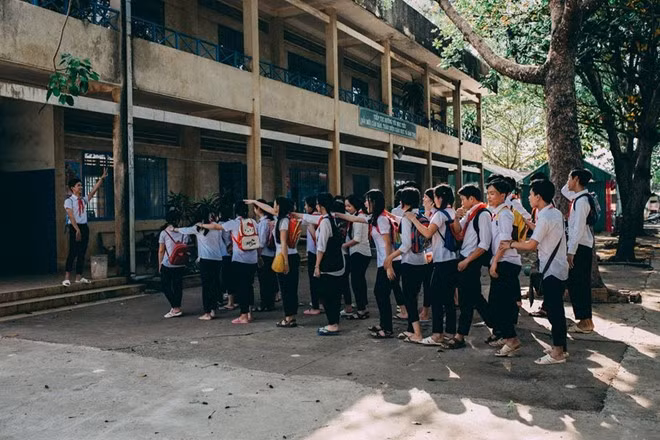 Người thực hiện bộ hình tên Nguyễn Luật, sinh năm 1995, sinh viên Đại học Kiến trúc TP HCM. Đây là ý tưởng từ một dự định ấp ủ khá lâu của tác giả về những ký ức đẹp của thời học sinh. Xếp hàng vào lớp là cảnh tượng có lẽ bạn học sinh nào cũng không quên một thời.