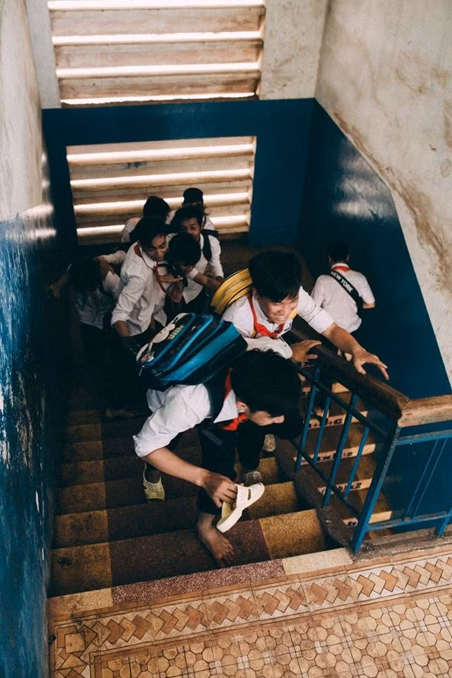 Bối cảnh của bộ ảnh kỷ yếu được mượn từ trường học khá lâu đời tại Đồng Nai và cánh đồng gần đó. Các bạn trong lớp phải chuẩn bị phục trang và đạo cụ trong khoảng 2 tuần kể từ khi ý tưởng được vạch ra. Lan can và cầu thang là nơi gắn liền những kỷ niệm của học sinh.