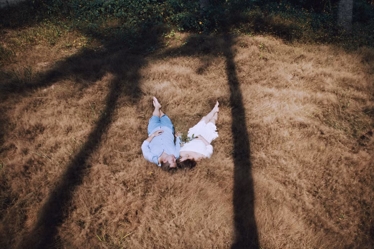 Lý Sơn đang vào mùa du lịch, cũng là mùa đẹp nhất trong năm khi ánh nắng dường như vàng hơn, biển xanh hơn và cát trắng hơn, hội tụ những điều kiện cần và đủ cho một “thiên đường tình yêu”.