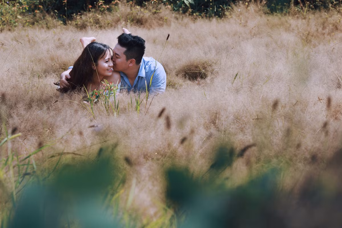 Trong đó, những địa điểm nổi tiếng của Lý Sơn như đảo bé, chùa Hang… cũng trở nên đậm chất “tình” khi làm nền cho khoảnh khắc hạnh phúc của đôi trẻ.