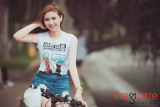 Với đam mê nghệ thuật cháy bỏng, từ bé Thu đã là “cây văn nghệ” của địa phương và cô nàng thường dạy các em nhỏ múa hát mỗi dịp tết, trung thu. Khi học ở trường Đại học Công nghiệp, Hoài Thu cũng hăng hái tham gia nhiều phong trào của khoa, trường và cô nàng đã đi diễn ở rất nhiều nơi. Đặc biệt 9X từng tham gia 1 bộ phim hài tết cùng với các nghệ sĩ tên tuổi như Quốc Anh, Quang Tèo, Chiến Thắng.