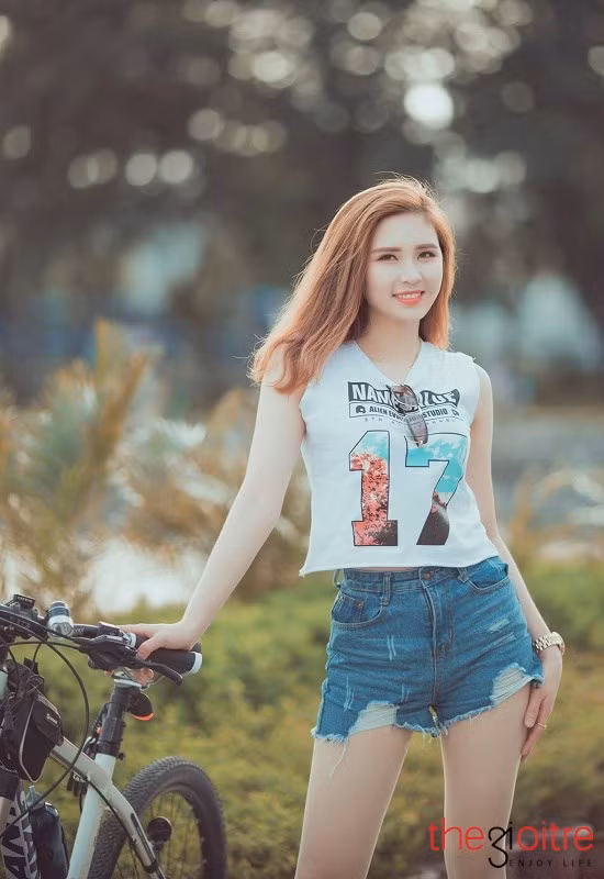 “Từ nhỏ mình đã thích làm những công việc liên quan đến nghệ thuật rồi. Lúc đó cứ mộng làm ca sĩ và diễn viên lắm nhưng không được gia đình ủng hộ nên mình theo học kinh tế. Một hôm tình cờ biết được một nhóm gia lưu giữa mẫu và nháy thế là mình cũng có đi tham gia thử. Không ngờ là được mọi người nhận xét ăn ảnh, biểu cảm tốt nên cũng thích lắm. Hiện công việc văn phòng cũng tốn khá nhiều thời gian nhưng vì đam mê nên mình quyết định sẽ giành 2 ngày cuối tuần sẽ đi làm mẫu”, Hoài Thu chia sẻ.