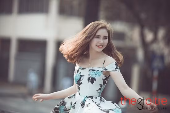 Ít ai biết đằng sau sự lạc quan và vui vẻ là một Hoài Thu khá sâu sắc và bản lĩnh. Bố Thu bị ung thư và qua đời khi cô mới chỉ là học sinh cấp hai, gia cảnh vốn khó khăn lại thêm phần thiếu thốn tình cảm từng khiến Hoài Thu cảm thấy bi quan nhưng sau tất cả cô nàng đã vượt qua và ngày càng trưởng thành.