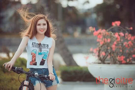 Không gò bó mình trong những bộ trang phục công sở, Hoài Thu luôn biết cách làm mới bản thân bằng gu thời trang đa dạng và hợp tuổi.