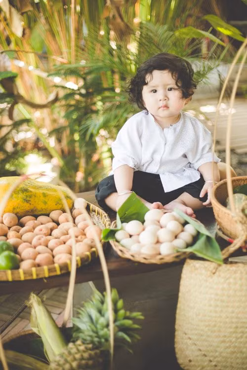 Bé gái đã quá quen thuộc với những bộ ảnh nghệ thuật thế này.