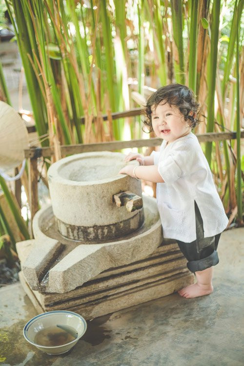 Dáng vẻ tần tảo, chịu khó buôn thúng bán mẹt của bé Mimi khiến dân mạng "liêu xiêu".