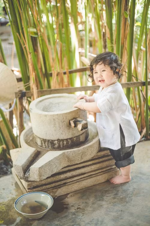 Dáng vẻ tần tảo, chịu khó buôn thúng bán mẹt của bé Mimi khiến dân mạng "liêu xiêu".