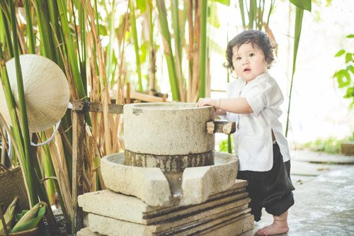 Không hề tỏ ra lạ lẫm hay sợ hãi mặc dù mình đang là trung tâm của sự chú ý.