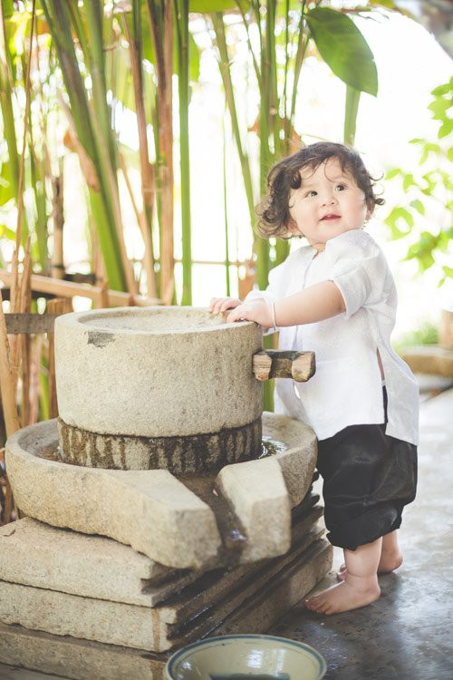 Chưa đầy 1 tuổi nhưng bé gái đã biết tạo dáng tự nhiên trước ống kính.