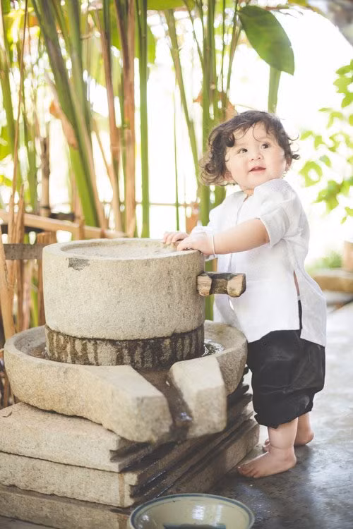 Chưa đầy 1 tuổi nhưng bé gái đã biết tạo dáng tự nhiên trước ống kính.