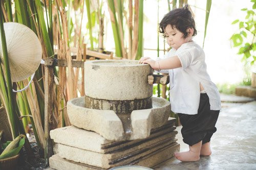 Hồn nhiên chơi đùa với rau, củ, quả và các đạo cụ chụp ảnh khác.