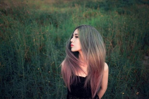 Sau những cố gắng và nổ lực của bản thân, hiện tại cô gái đất Cảng xinh đẹp cũng đã có thể “hành nghề”, tuy nhiên kí ức lần đầu tiên xăm luôn để lại cho cô nàng một cảm xúc rất riêng: “Khách hàng đầu tiên của mình chính là một đứa bạn thân. Tuy là người quen nhưng cũng áp lực và run lắm, ngồi điều hoà mà toát hết cả mồ hồi tay chân cứ loạn xạ hết lên. Cũng may là đứa bạn tin tưởng nên cuối cùng mình cũng hoàn thành xong và cũng được khen ngợi, lúc đó thấy vui và hạnh phúc lắm”.