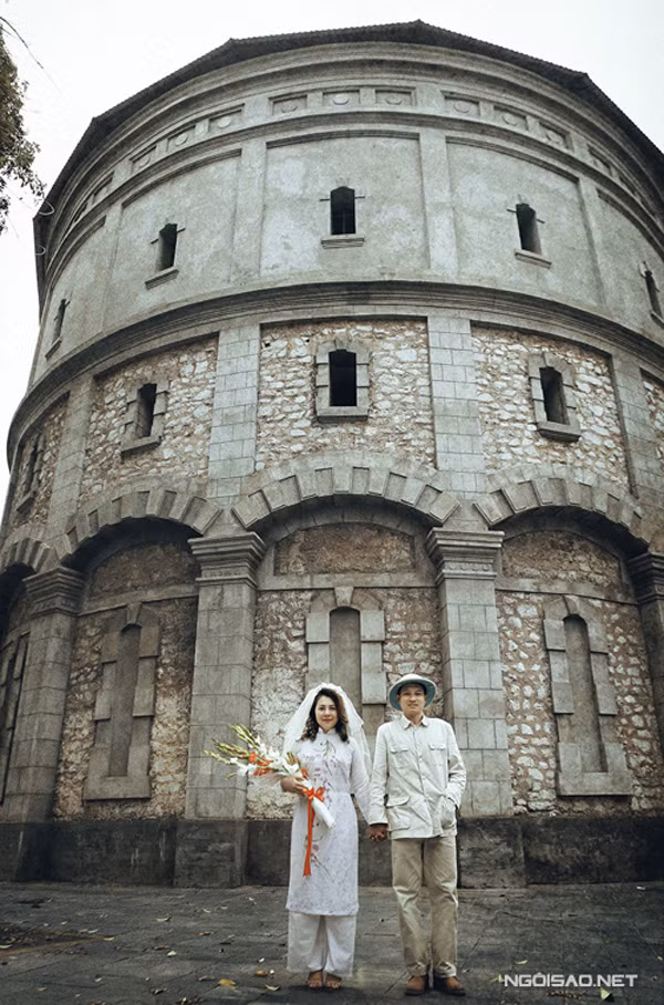 'Bọn mình muốn đưa những khung cảnh quen thuộc, còn mãi với thời gian của Hà Nội vào bộ ảnh cưới bao cấp để sau này có dịp khoe con cháu', cô dâu Lệ Huyền hài hước chia sẻ.