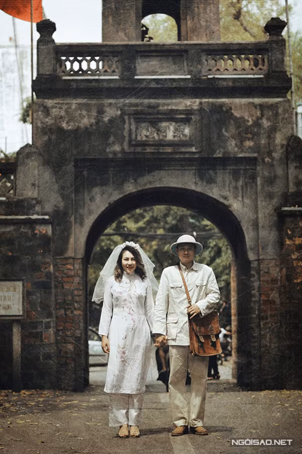 "Hà Nội những ngày này đẹp và yên bình lắm. Mình muốn truyền tải tình yêu với Hà Nội qua bộ ảnh cưới này", cô dâu cho biết.