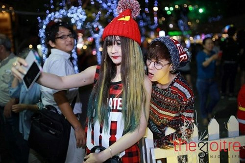 Không có nhiều nụ hôn nóng bỏng như cặp đôi Thanh Liêm – Kì Nam, nhưng Trần Dương và Thanh Vân lại khiến cộng đồng mạng thích thú bằng những hành động dễ thương nhưng cũng không kém phần lãng mạn như mi nhau tự sướng, chụp nhiều bộ ảnh kỉ niệm hay lên những kế hoạch bất ngờ cho nửa kia.