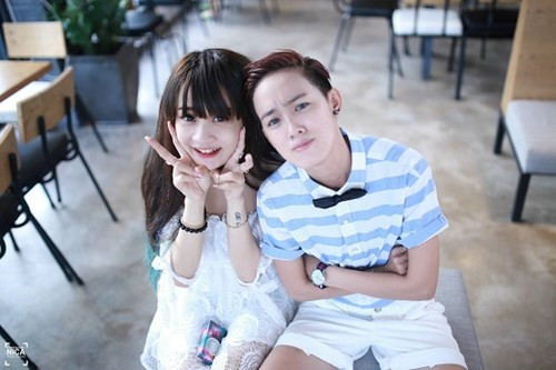 Hỏi Vân khi những ngày lễ như tình nhân, nếu 2 gái yêu nhau thì thường đi chơi ở đâu, Vân cười tươi và trả lời trong sự hạnh phúc: “Những ngày lễ thực sự đã không quan trọng".