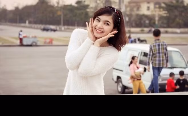  Hòa Minzy – em gái của “chị Kính Hồng”. Nếu như Hòa Minzy được khán giả biết đến nhiều từ cuộc thi Học viện ngôi sao thì chị gái Nguyễn Thị Hằng lại tạo thiện cảm từ vai trò MC chương trình Chúc bé ngủ ngon. “Chị Kính Hồng” chính là chị gái thứ ba trong gia đình của Hòa Minzy. Gia đình cô có 5 chị em, Hòa Minzy là con thứ tư trong nhà, dưới có một em trai. Hai chị em cùng hoạt động trong lĩnh vực giải trí nhưng mỗi người chọn một ngã rẽ riêng.